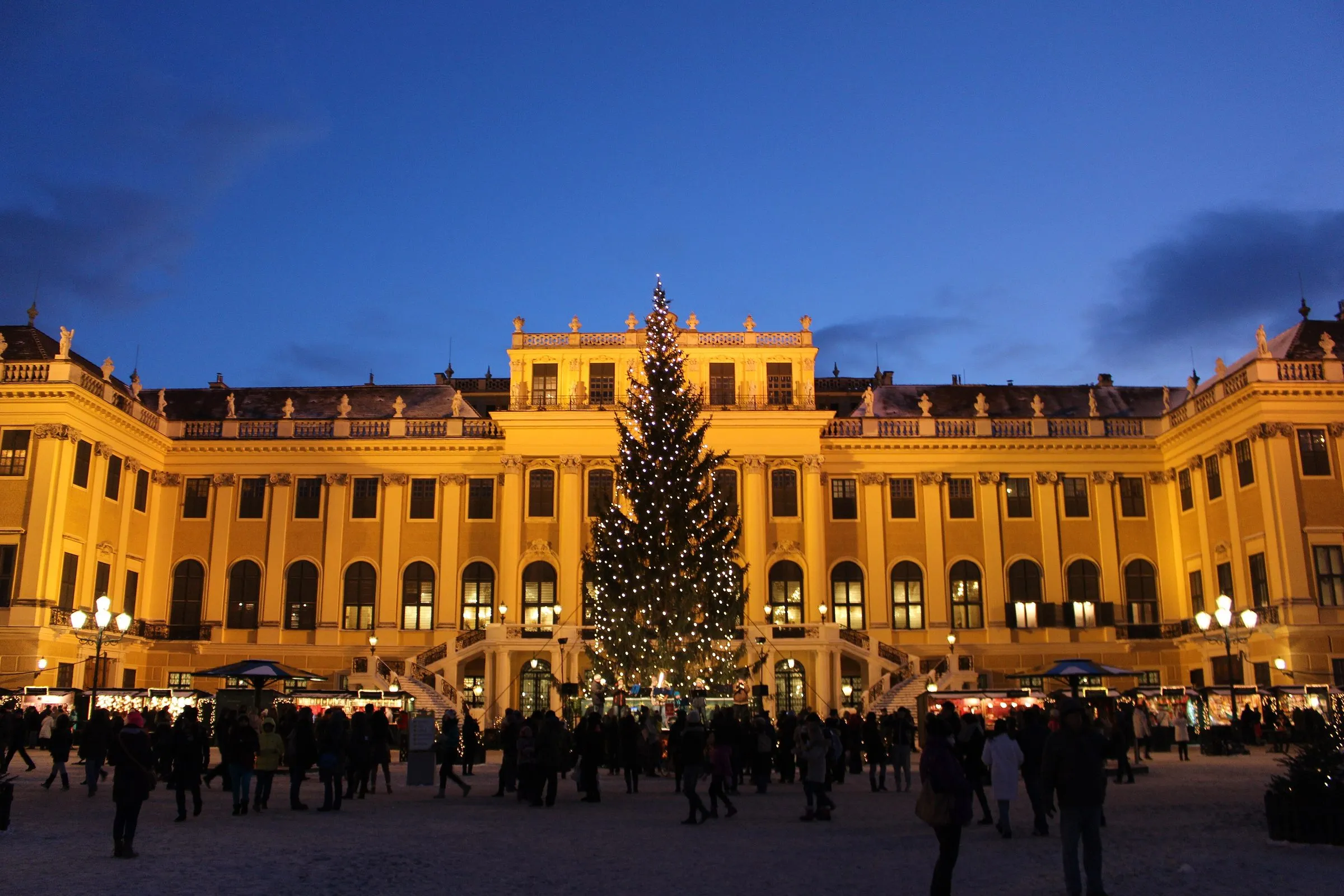 Jarmark bożonarodzeniowy przed pałacem Schönbrunn w Wiedniu