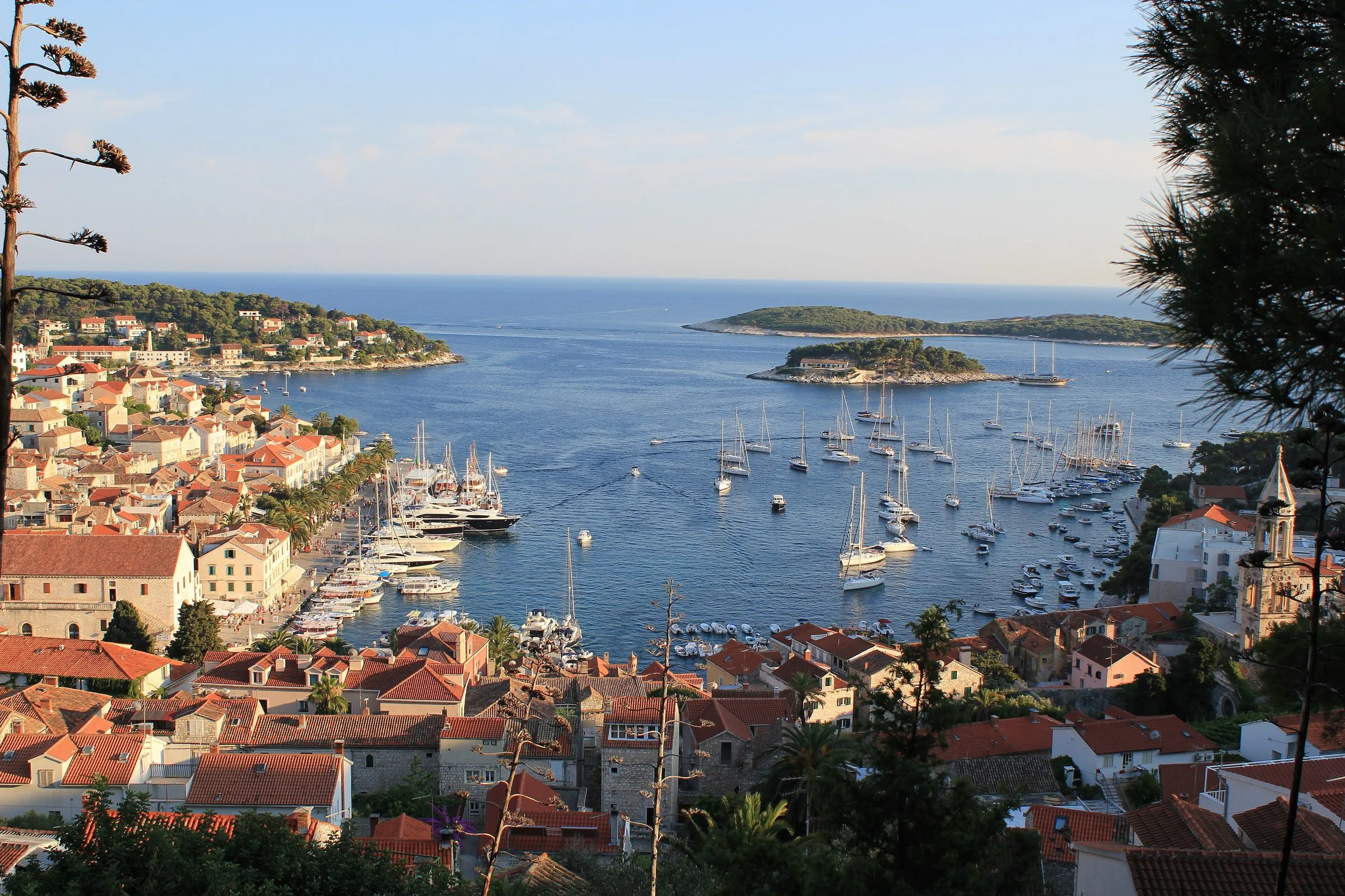 Port w Hvarze z widokiem na wyspy Pakleni