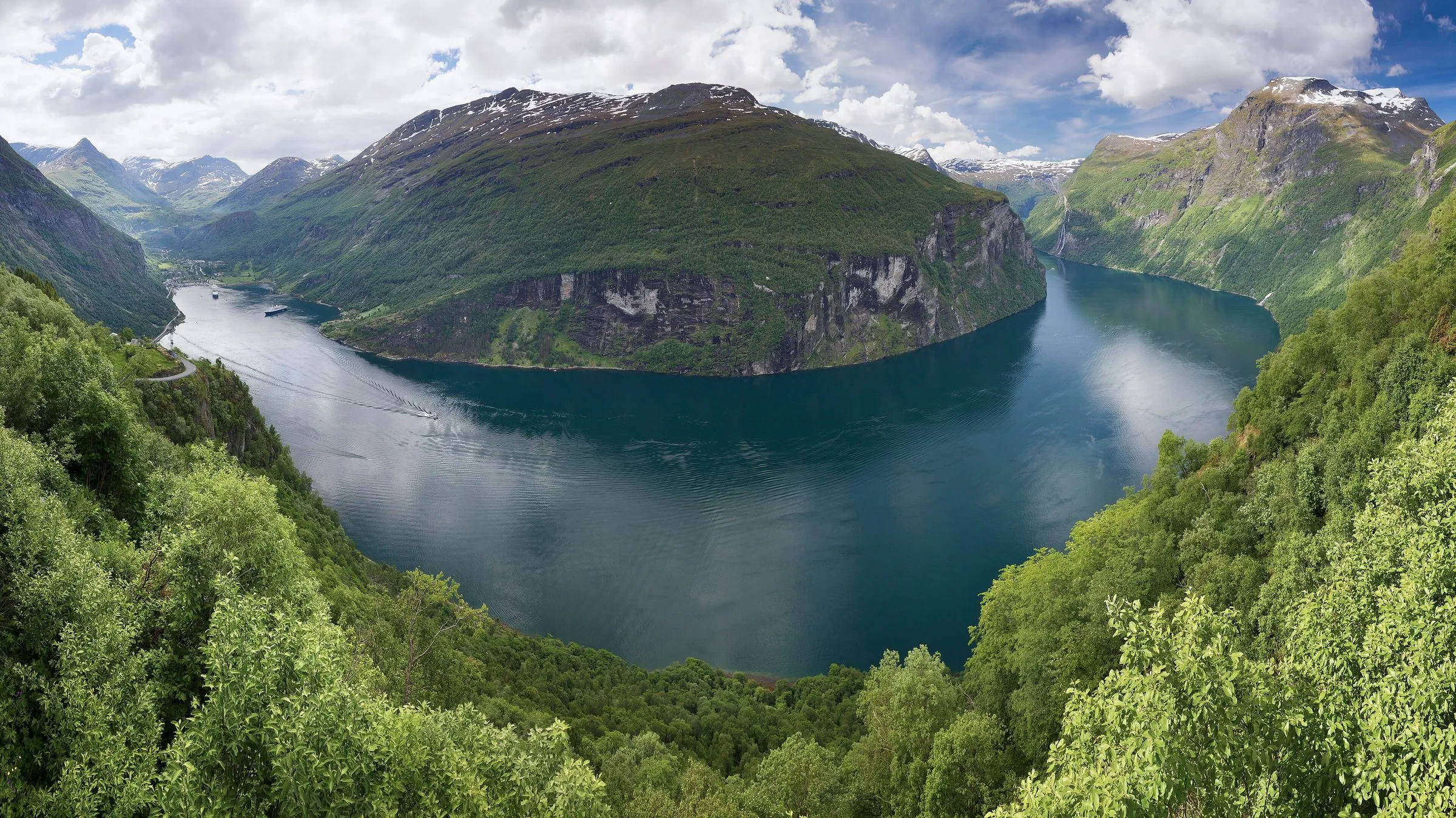 Fiord i statek wśród gór